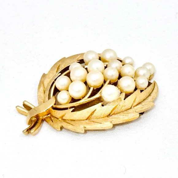 Crown Trifari Laurel Leaf & Faux Pearl Brooch - Picture 1 of 8